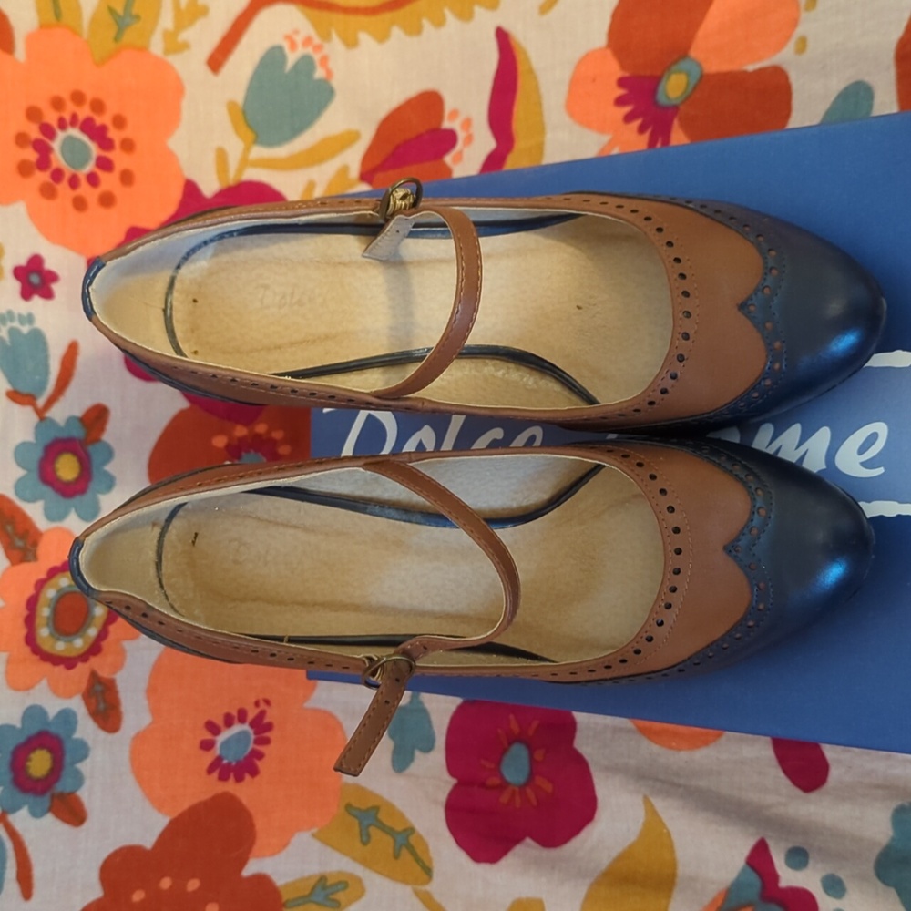 Wing tips retro pumps size 7